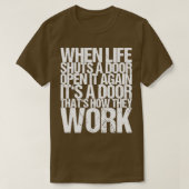 生命がドアを閉じると、再びドアを開ける Tシャツ (デザイン正面)