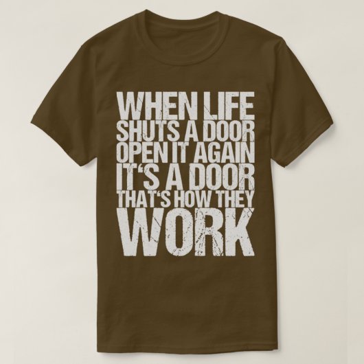 生命がドアを閉じると、再びドアを開ける Tシャツ (デザイン正面)