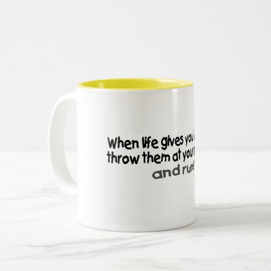 生命が与えるときレモンはあなたので投げますそれらを…. ツートーンマグカップ (正面左)