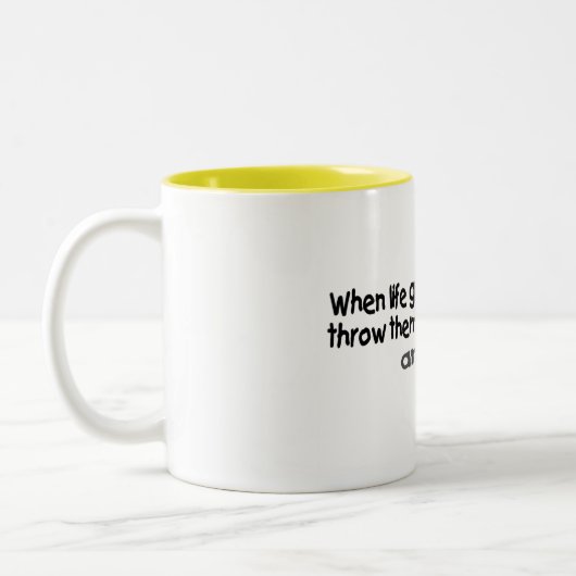 生命が与えるときレモンはあなたので投げますそれらを…. ツートーンマグカップ (左)