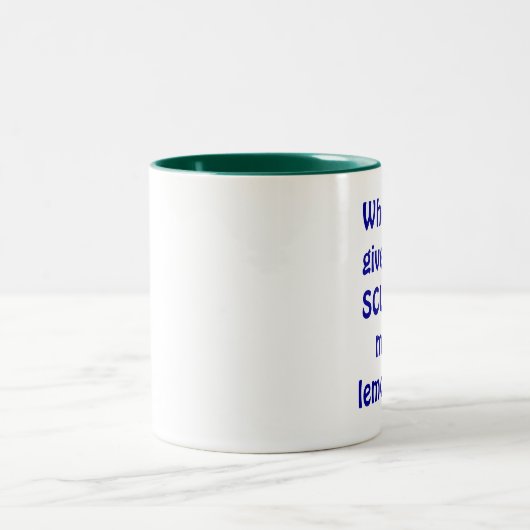 生命が壊血病を与えるとき、レモネードを作って下さい ツートーンマグカップ (中央)