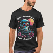 生命と地球を超えた星の間のスピリッツ Tシャツ (正面)