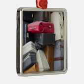 生命に多くの手荷物があります メタルオーナメント (右)