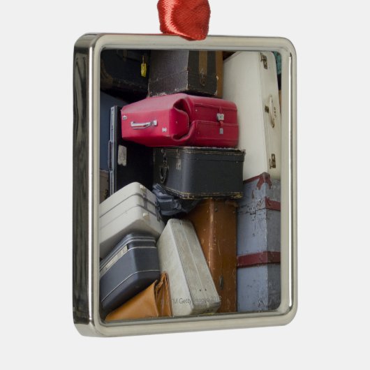 生命に多くの手荷物があります メタルオーナメント (右)