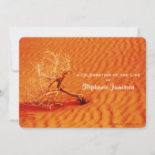 生命のお祝い、燃えるような赤い砂の中の単独の木 招待状 (正面)