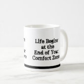 生命はあなたの心地よい地帯のマグの端に始まります コーヒーマグカップ (正面右)