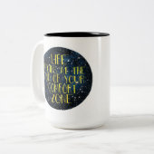 生命はあなたの心地よい地帯のマグの端に始まります ツートーンマグカップ (正面左)