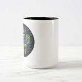 生命はあなたの心地よい地帯のマグの端に始まります ツートーンマグカップ (中央)