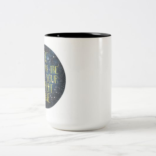 生命はあなたの心地よい地帯のマグの端に始まります ツートーンマグカップ (中央)