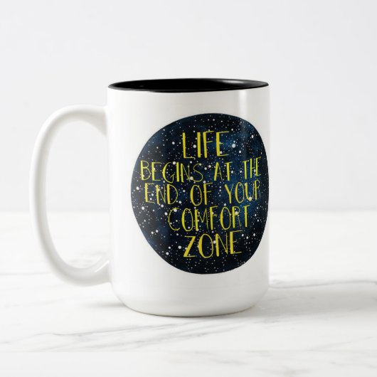 生命はあなたの心地よい地帯のマグの端に始まります ツートーンマグカップ (左)