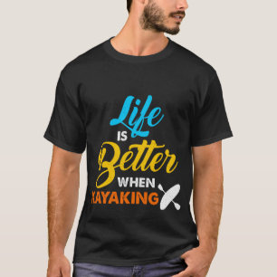 生命はカヤックを漕ぐときよりよいです Tシャツ