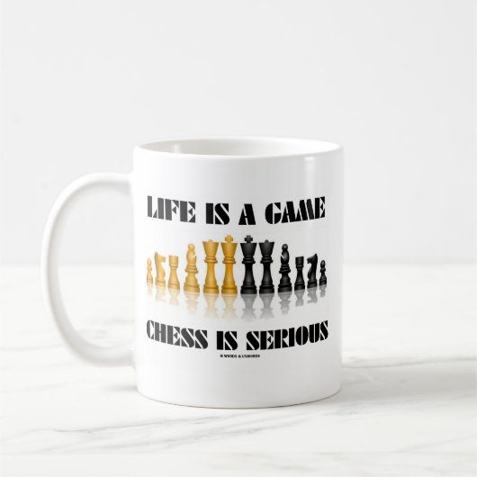 生命はゲームのチェスです深刻です(チェスのユーモア) コーヒーマグカップ (左)