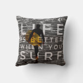 生命はサーフするときよりよい-鋼鉄灰色です クッション (裏面)
