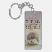 生命はシンプルでかわいいハリネズミの感動的な引用文です キーホルダー (正面左)