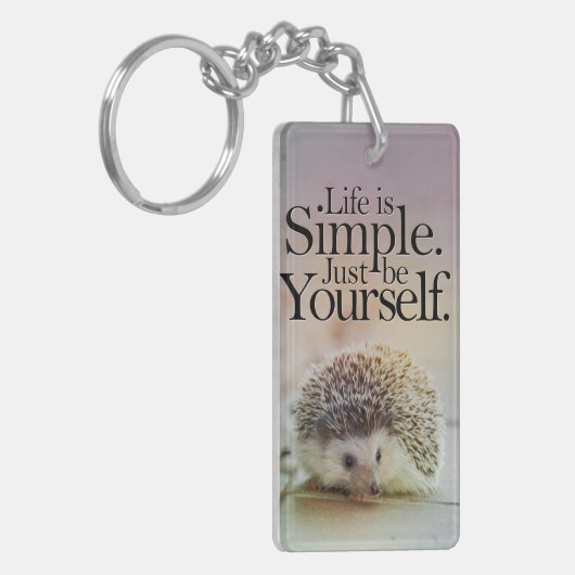 生命はシンプルでかわいいハリネズミの感動的な引用文です キーホルダー (正面左)