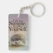 生命はシンプルでかわいいハリネズミの感動的な引用文です キーホルダー (裏面)