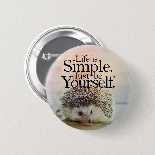 生命はシンプルでかわいいハリネズミの感動的な引用文です 缶バッジ (正面&裏面)