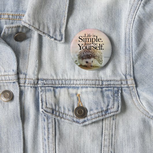 生命はシンプルでかわいいハリネズミの感動的な引用文です 缶バッジ (インサイチュ)