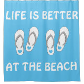 生命はビーチのビーチサンダルのシャワー・カーテンでよりよいです シャワーカーテン (正面)