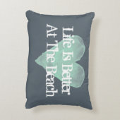 生命はビーチのヴィンテージのアクセントの枕でよりよいです アクセントクッション (裏面(縦))