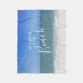 生命はビーチの写真でよりよいです フリースブランケット (正面)