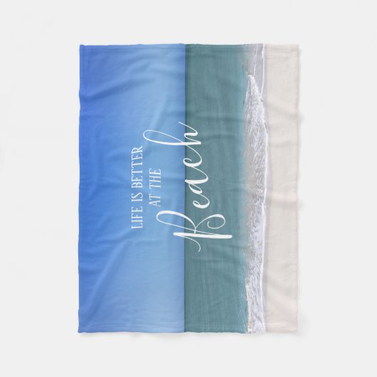 生命はビーチの写真でよりよいです フリースブランケット (正面)
