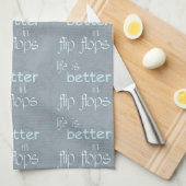 生命はビーチサンダルでよりよいです キッチンタオル (四つ折り)