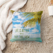 生命はヤシの木の眺めのビーチの引用文とよりよいです クッション (ブランケット)