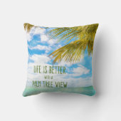生命はヤシの木の眺めのビーチの引用文とよりよいです クッション (裏面)