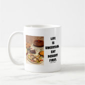 生命は不確かです。  デザート第1を食べて下さい。 (ユーモア) コーヒーマグカップ (左)