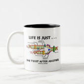 生命は別のものの後にちょうど… 1つのねじれです(DNA) ツートーンマグカップ (左)