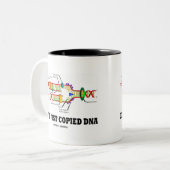 生命は単にDNA分子生物学のユーモアをコピーされている ツートーンマグカップ (正面左)