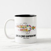 生命は単にDNA分子生物学のユーモアをコピーされている ツートーンマグカップ (左)