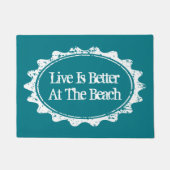 生命は家のためのビーチハウスの玄関マットでよりよいです ドアマット (正面)