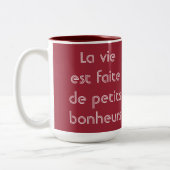 生命は小さい喜びのフランス人の引用文から成っています ツートーンマグカップ (左)