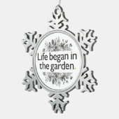 生命は庭で始まりました スノーフレークピューターオーナメント (右)