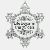 生命は庭で始まりました スノーフレークピューターオーナメント (正面)