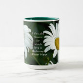 生命は引用文の花デイジーです マグカップ (中央)