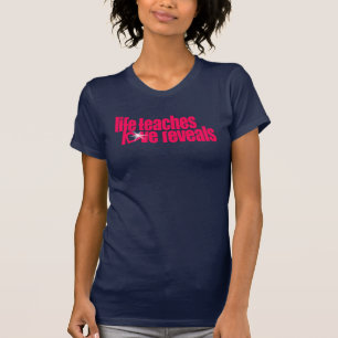 生命は愛を明らかにします女性をピンクの文字の上教えます Tシャツ