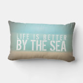 生命は海のビーチの長方形の枕によってよりよいです ランバークッション (裏面)