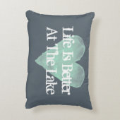 生命は湖の家のアクセントの枕でよりよいです アクセントクッション (裏面(縦))