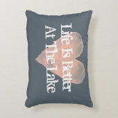 生命は湖の家のアクセントの枕でよりよいです アクセントクッション (正面(垂直))