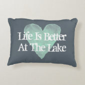生命は湖の家のアクセントの枕でよりよいです アクセントクッション (裏面)