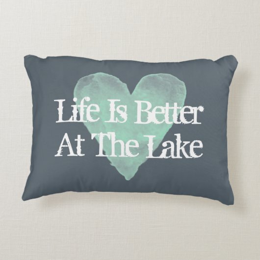 生命は湖の家のアクセントの枕でよりよいです アクセントクッション (裏面)