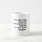 生命は犬のそりの競争のよう、…                  です コーヒーマグカップ (中央)