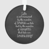 生命は私達が取る呼吸によって測定されていない引用文 オーナメント (裏面)