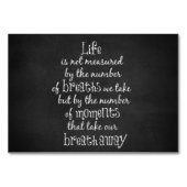 生命は私達が取る呼吸によって測定されていない引用文 テーブルナンバー (正面)