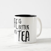 生命は茶デザインとよりよいです ツートーンマグカップ (正面右)