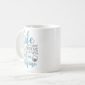 生命は起こることコーヒー及びワインの間でです コーヒーマグカップ (正面左)