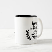 生命は農場の単語の芸術のマグでよりよいです ツートーンマグカップ (正面右)